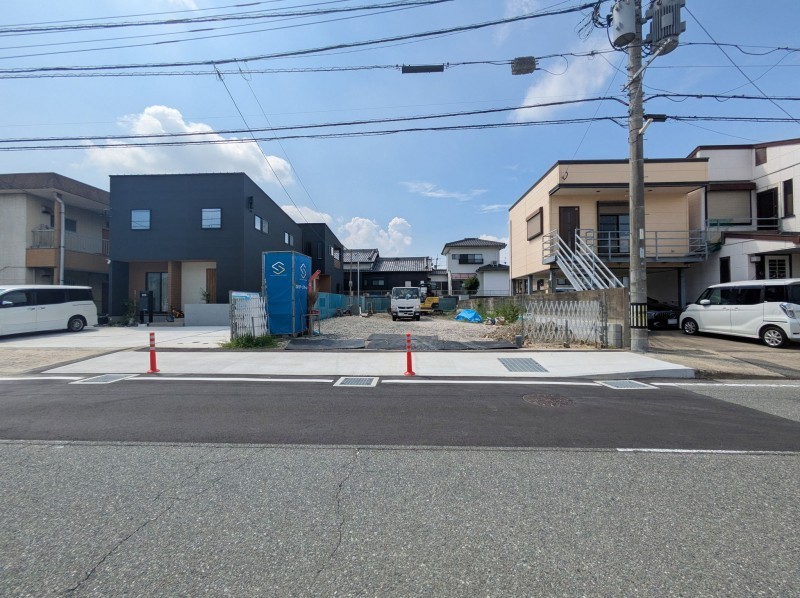 糟屋郡粕屋町原町、新築一戸建ての前面道路を含む現地写真画像です