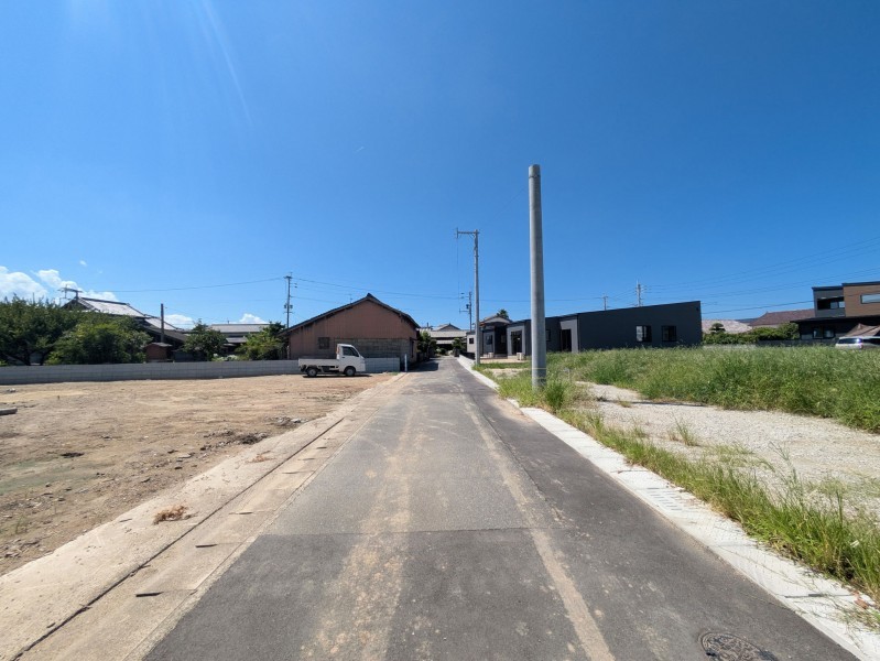 福岡市西区太郎丸、土地の前面道路を含む現地写真画像です