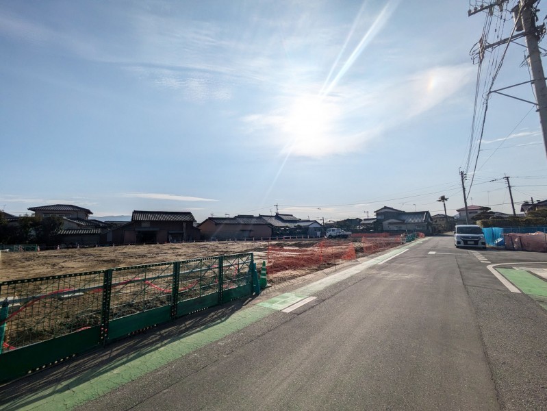 福岡市西区太郎丸、土地の前面道路を含む現地写真画像です