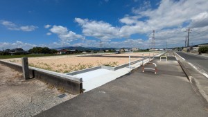 朝倉郡筑前町中牟田、新築一戸建ての前面道路を含む現地写真画像です
