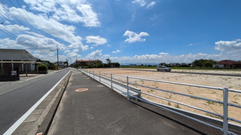 朝倉郡筑前町中牟田、新築一戸建ての前面道路を含む現地写真画像です