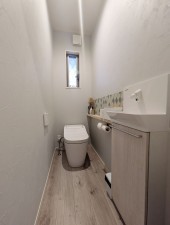小郡市二森、中古一戸建てのトイレ画像です