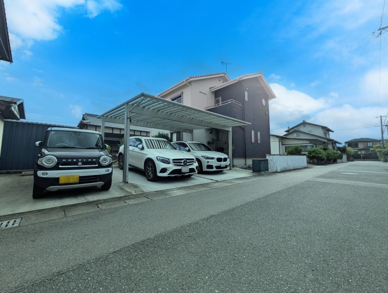 小郡市二森、中古一戸建ての前面道路を含む現地写真画像です