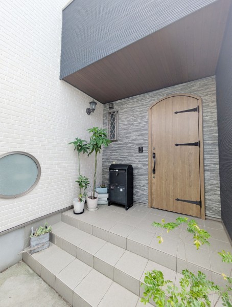 小郡市二森、中古一戸建ての玄関画像です