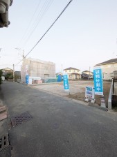 福津市西福間、新築一戸建ての前面道路を含む現地写真画像です