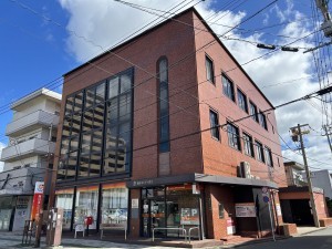 福津市西福間、新築一戸建ての銀行画像です