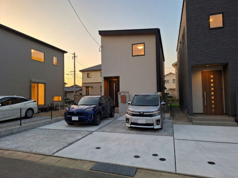 福津市西福間、新築一戸建ての前面道路を含む現地写真画像です