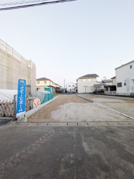 福津市西福間、新築一戸建ての前面道路を含む現地写真画像です