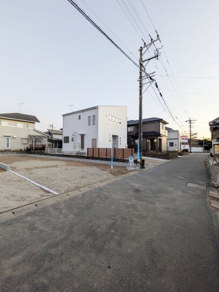 福津市西福間、新築一戸建ての前面道路を含む現地写真画像です
