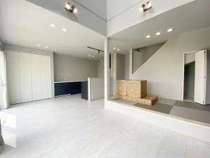 三養基郡上峰町前牟田、中古一戸建ての居間画像です