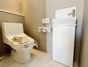 三養基郡上峰町前牟田、中古一戸建てのトイレ画像です