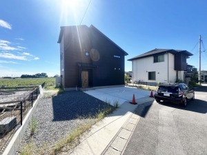 三養基郡上峰町前牟田、中古一戸建ての前面道路を含む現地写真画像です