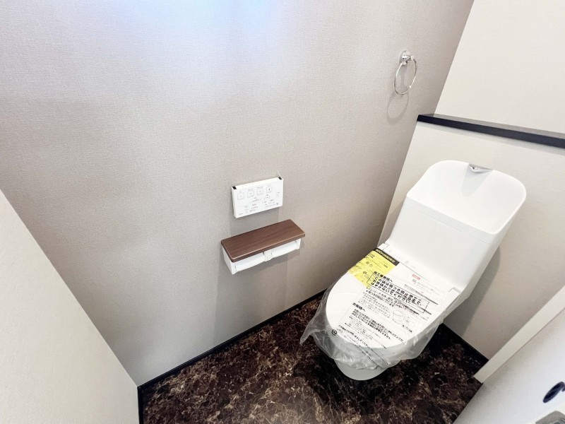 三養基郡上峰町前牟田、中古一戸建てのトイレ画像です