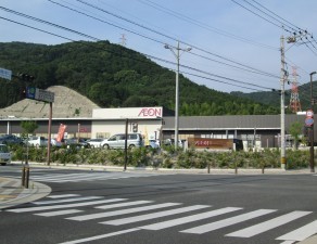 福岡市博多区西春町、中古一戸建てのショッピングセンター画像です