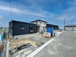神埼市神埼町本堀、新築一戸建ての前面道路を含む現地写真画像です