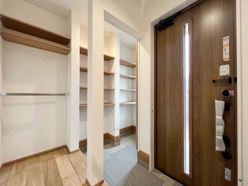 神埼市神埼町本堀、新築一戸建ての玄関画像です