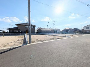 神埼市神埼町本堀、新築一戸建ての前面道路を含む現地写真画像です