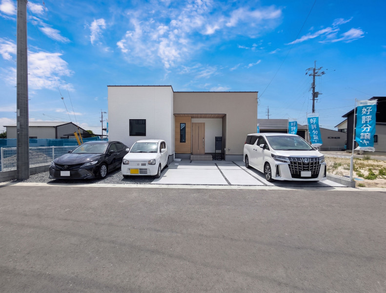 神埼市神埼町本堀、新築一戸建ての前面道路を含む現地写真画像です