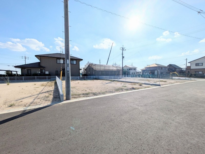 神埼市神埼町本堀、新築一戸建ての前面道路を含む現地写真画像です