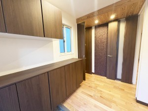 太宰府市高雄、中古一戸建ての玄関画像です