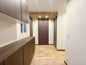 太宰府市高雄、中古一戸建ての玄関画像です