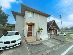 太宰府市高雄、中古一戸建ての前面道路を含む現地写真画像です