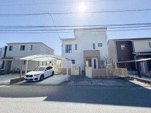 久留米市善導寺町与田、中古一戸建ての前面道路を含む現地写真画像です