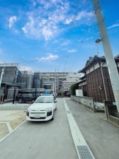 糸島市前原南、新築一戸建ての前面道路を含む現地写真画像です