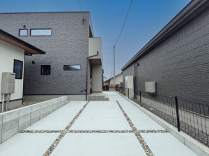 糸島市前原南、新築一戸建ての前面道路を含む現地写真画像です