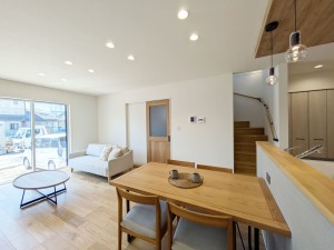 糸島市前原南、新築一戸建ての居間画像です