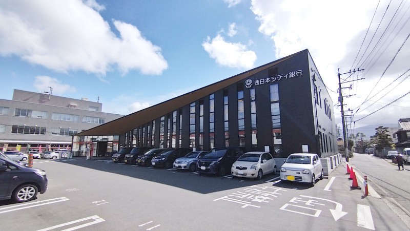 糸島市前原南、新築一戸建ての銀行画像です