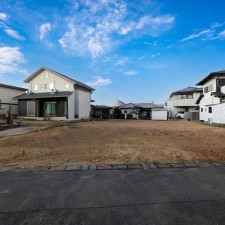 筑紫野市大字筑紫、新築一戸建ての前面道路を含む現地写真画像です