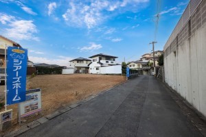 筑紫野市大字筑紫、新築一戸建ての前面道路を含む現地写真画像です