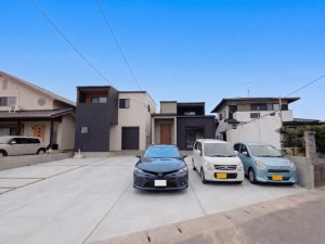 筑紫野市大字筑紫、新築一戸建ての前面道路を含む現地写真画像です