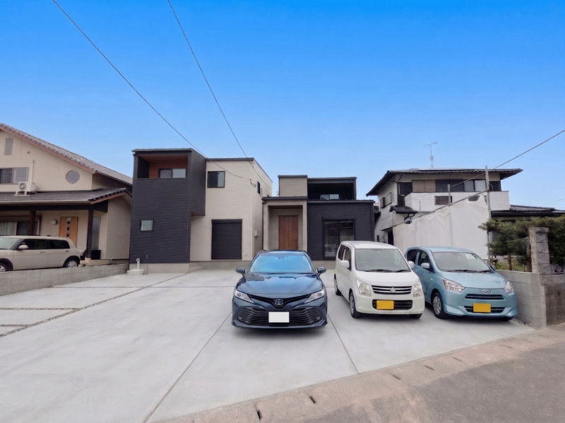 筑紫野市大字筑紫、新築一戸建ての前面道路を含む現地写真画像です