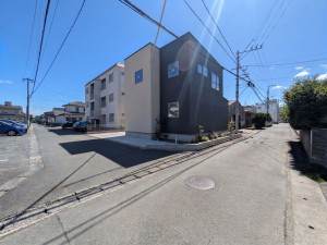 久留米市津福今町、新築一戸建ての前面道路を含む現地写真画像です