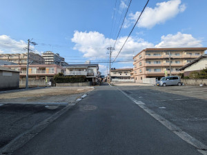 久留米市津福今町、新築一戸建ての前面道路を含む現地写真画像です