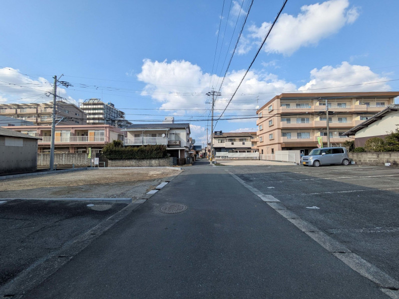 久留米市津福今町、新築一戸建ての前面道路を含む現地写真画像です