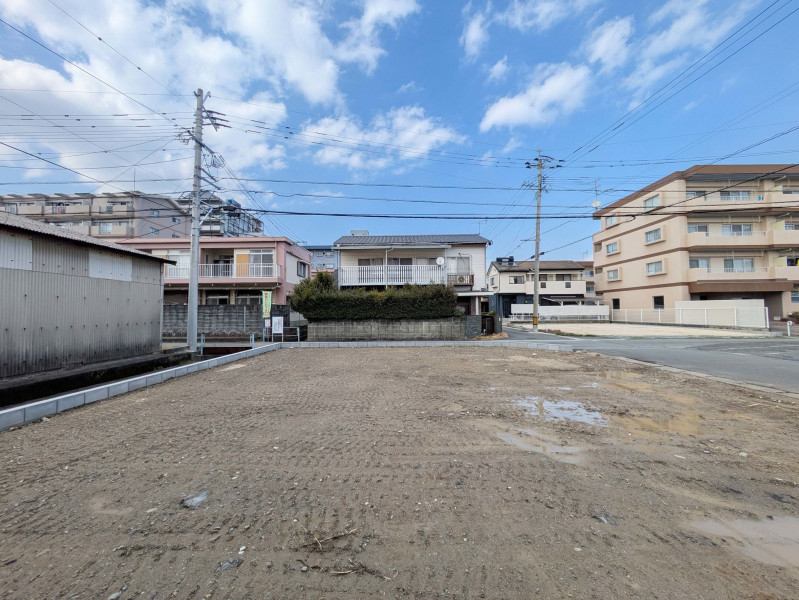 久留米市津福今町、新築一戸建ての前面道路を含む現地写真画像です