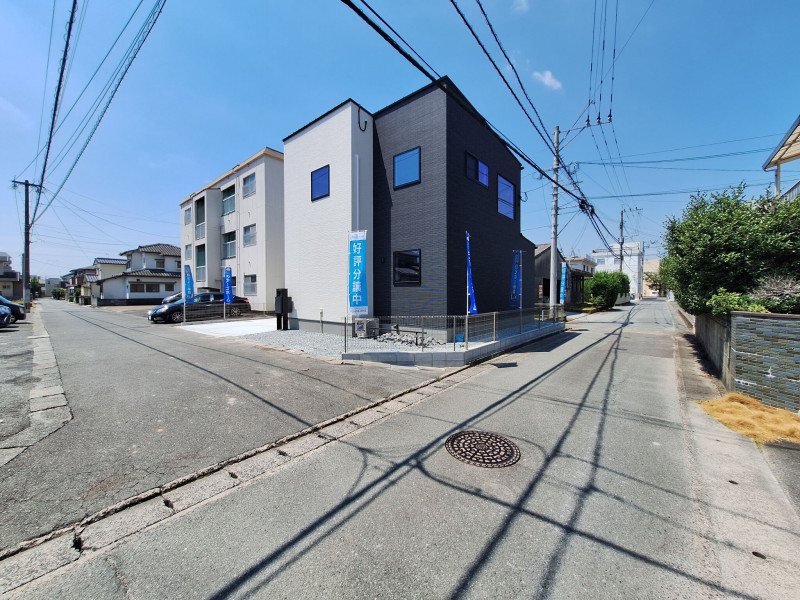 久留米市津福今町、新築一戸建ての前面道路を含む現地写真画像です