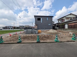 朝倉郡筑前町東小田、新築一戸建ての前面道路を含む現地写真画像です