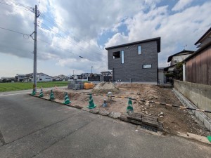 朝倉郡筑前町東小田、新築一戸建ての前面道路を含む現地写真画像です