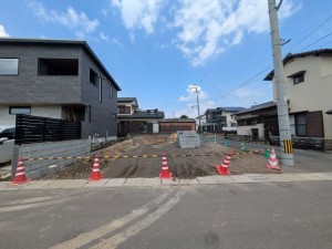 朝倉郡筑前町東小田、新築一戸建ての前面道路を含む現地写真画像です