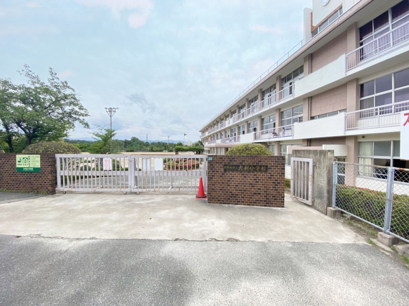 大野城市上大利、土地の小学校画像です