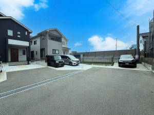 飯塚市菰田西、中古一戸建ての前面道路を含む現地写真画像です