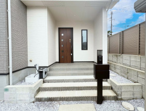 飯塚市菰田西、中古一戸建ての玄関画像です