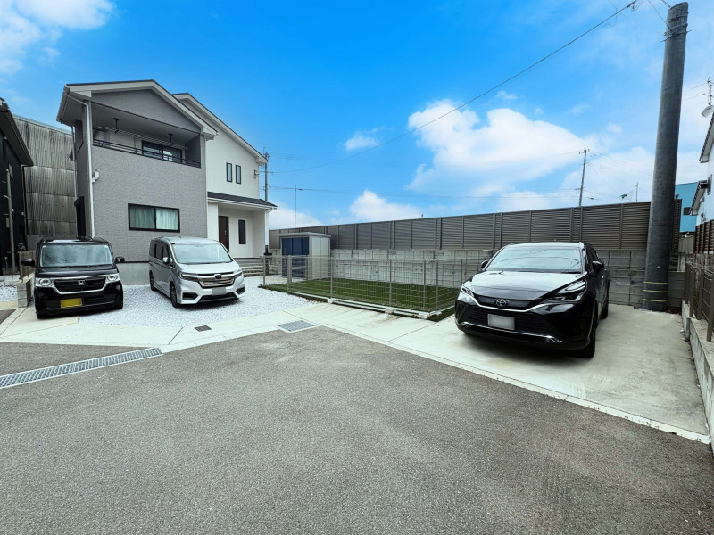 飯塚市菰田西、中古一戸建ての駐車場画像です