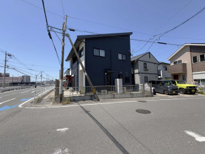糟屋郡新宮町緑ヶ浜、中古一戸建ての前面道路を含む現地写真画像です