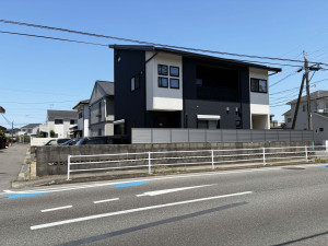 糟屋郡新宮町緑ヶ浜、中古一戸建ての前面道路を含む現地写真画像です