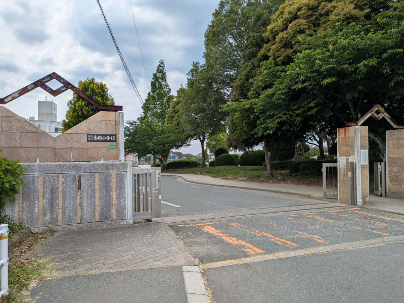 宗像市葉山、土地の小学校画像です